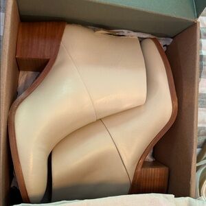 Nisolo NWT Dari Cream Leather Block-Heel Ankle Boots - 11